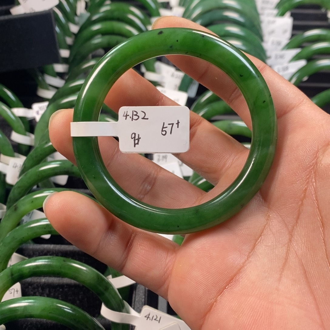 爱***丽和田玉（碧玉）未镶嵌手镯