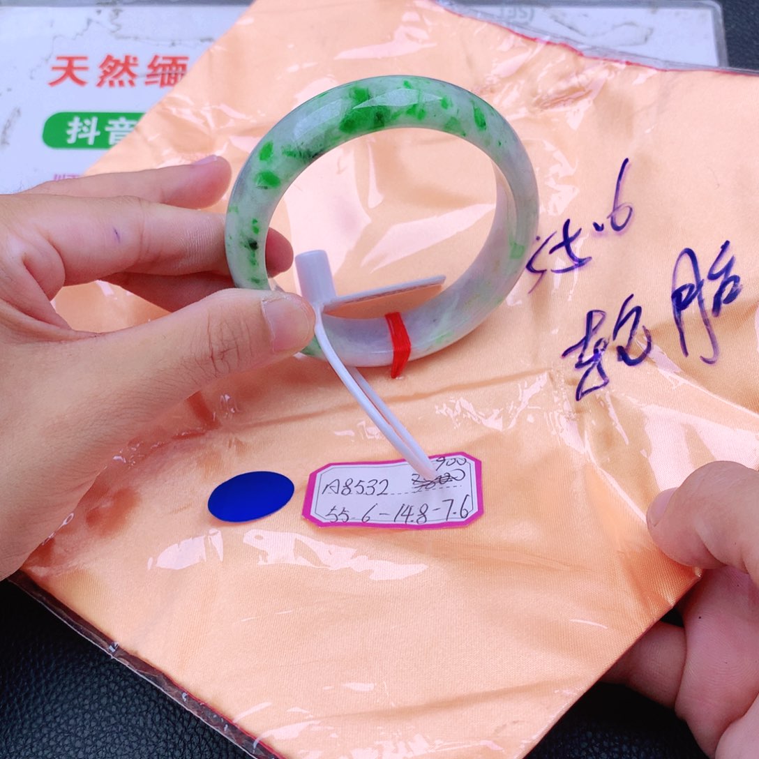 翡翠手镯未镶嵌翡翠