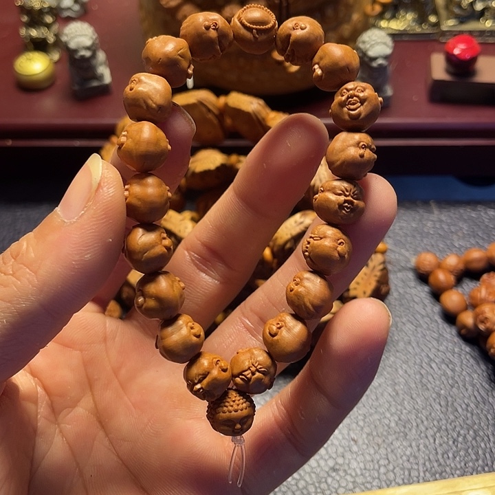 龙纹桃核雕刻胖子百态