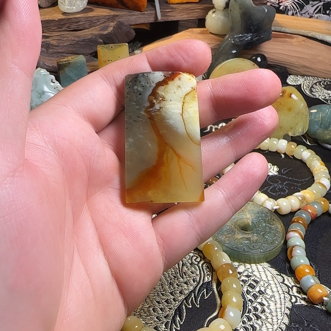 蛇纹石玉未镶嵌颈饰