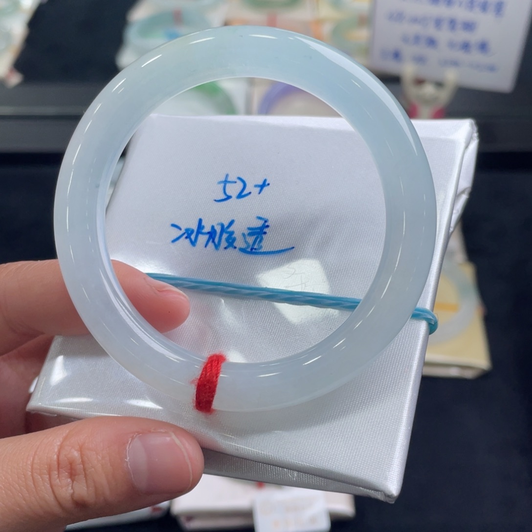 翡翠手镯未镶嵌翡翠手镯