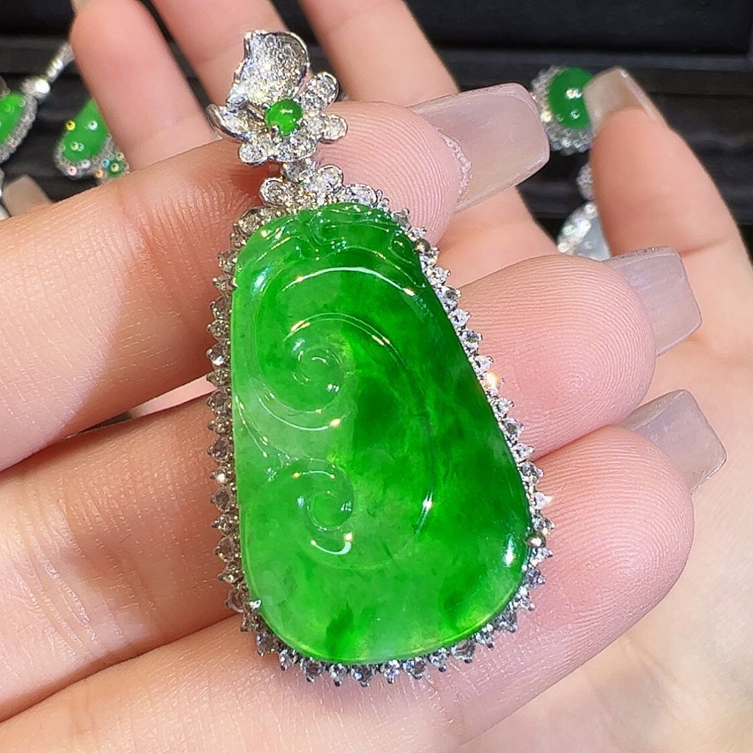 翡翠颈饰18K金镶嵌如意