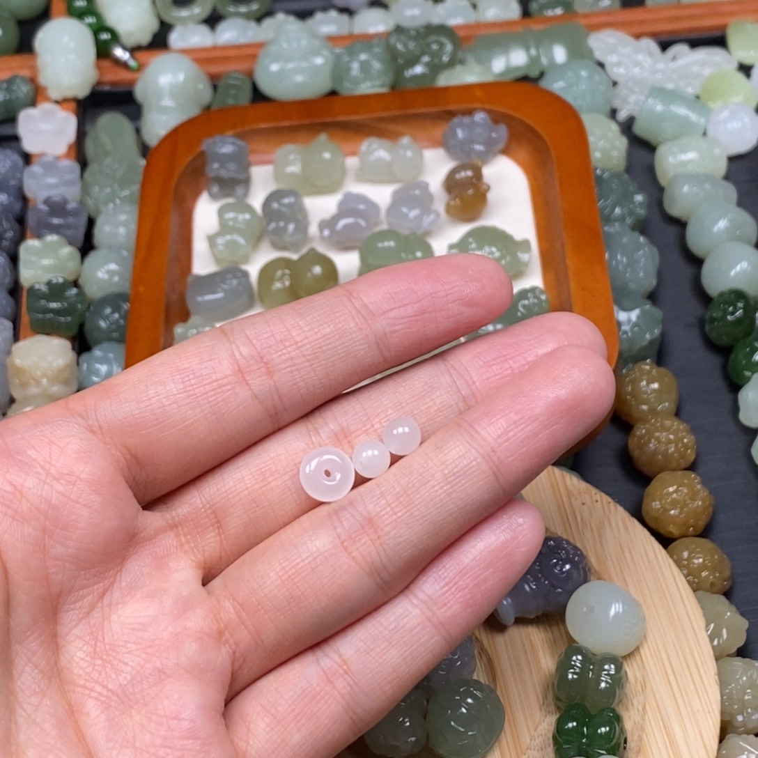 信***念和田玉未镶嵌颈饰