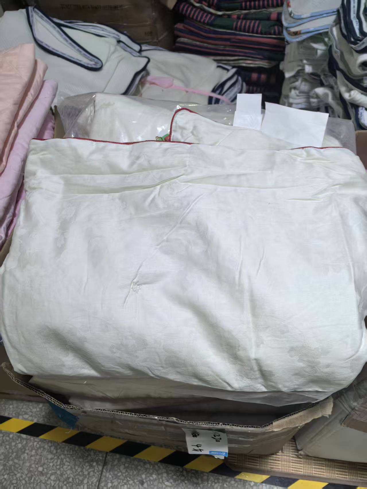 《厚广家》3楼200×230白色系全棉贡缎100%长柞蚕丝被 发1张3.9斤