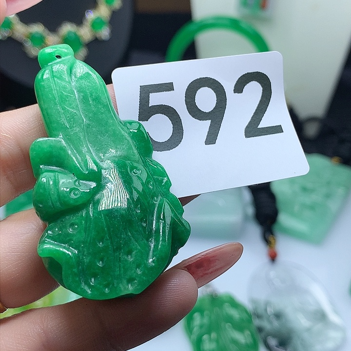 翡翠吊坠(赠链)未镶嵌