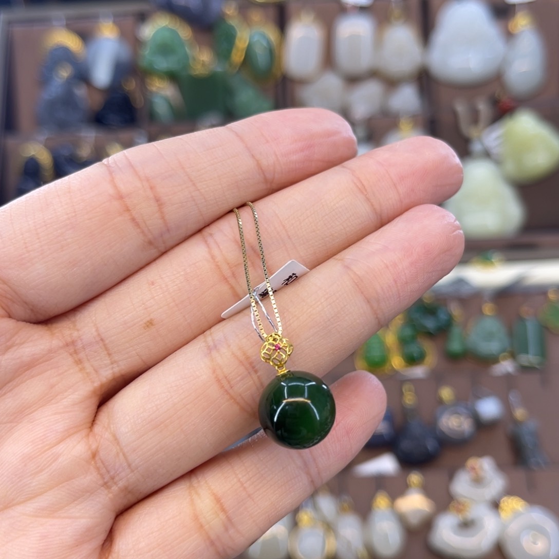 和田玉吊坠18K金镶嵌忘*草