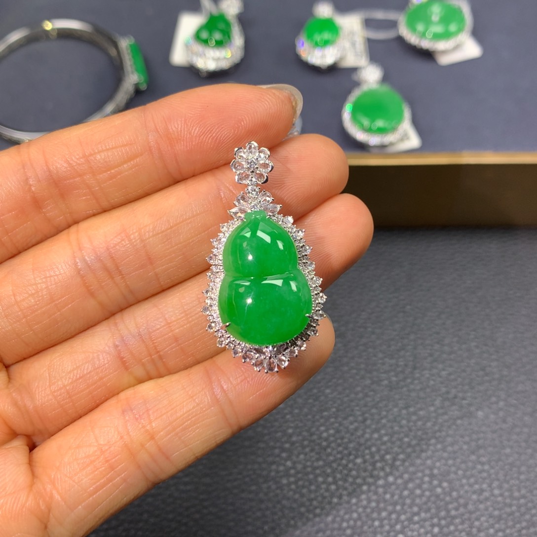 翡翠颈饰18K金镶嵌小**一定金