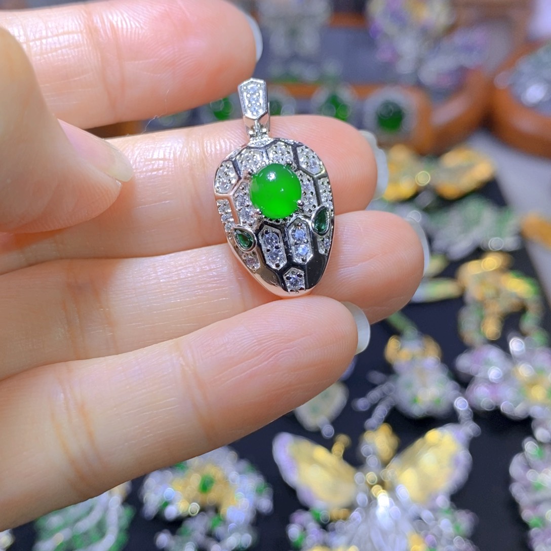 翡翠颈饰银S925镶嵌天然翡翠