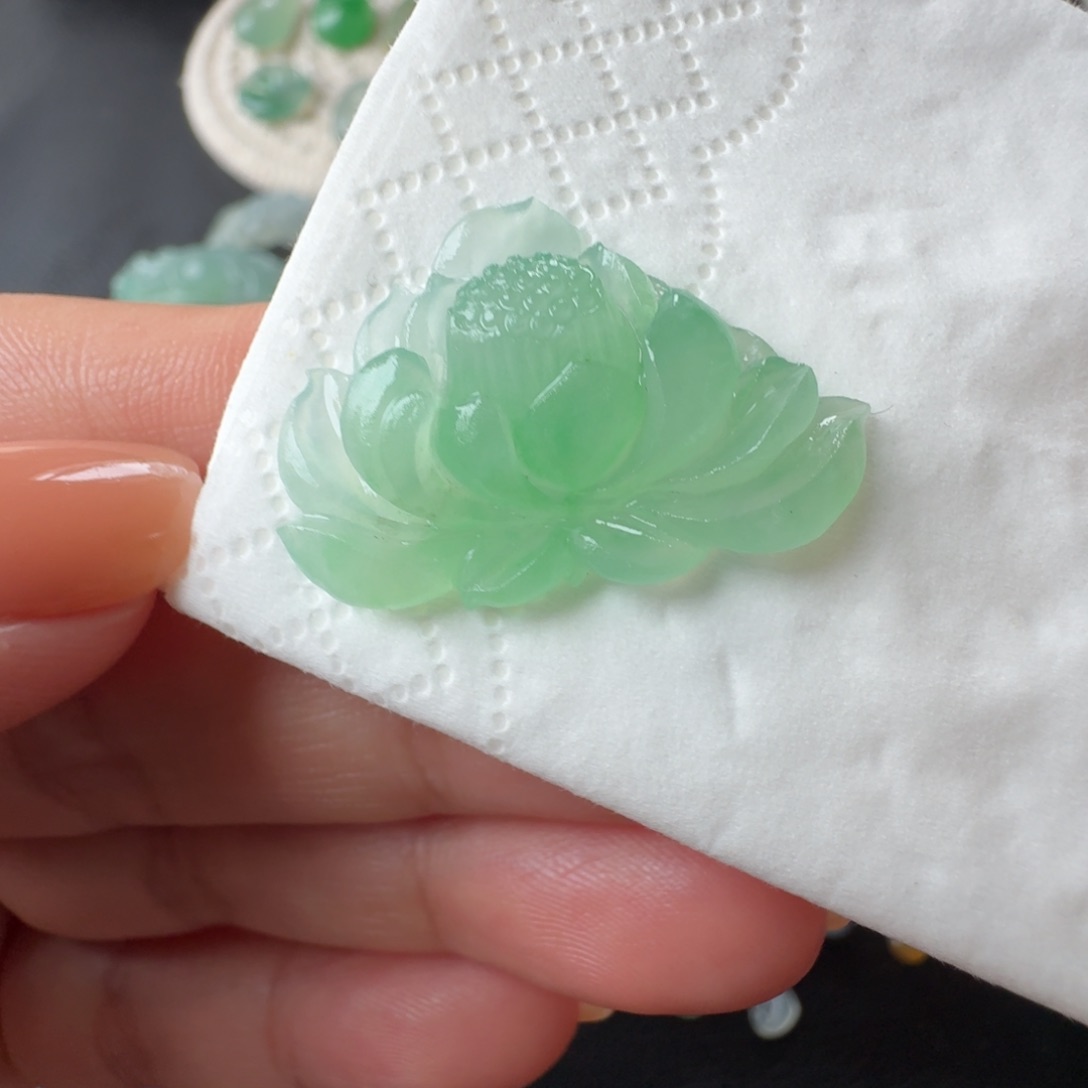 定制翡翠未镶嵌冰种甜绿莲花