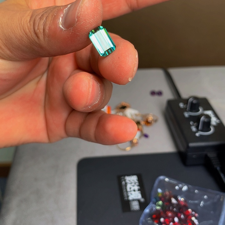 碧玺珠宝半成品未镶嵌J**?碧玺3.8克拉