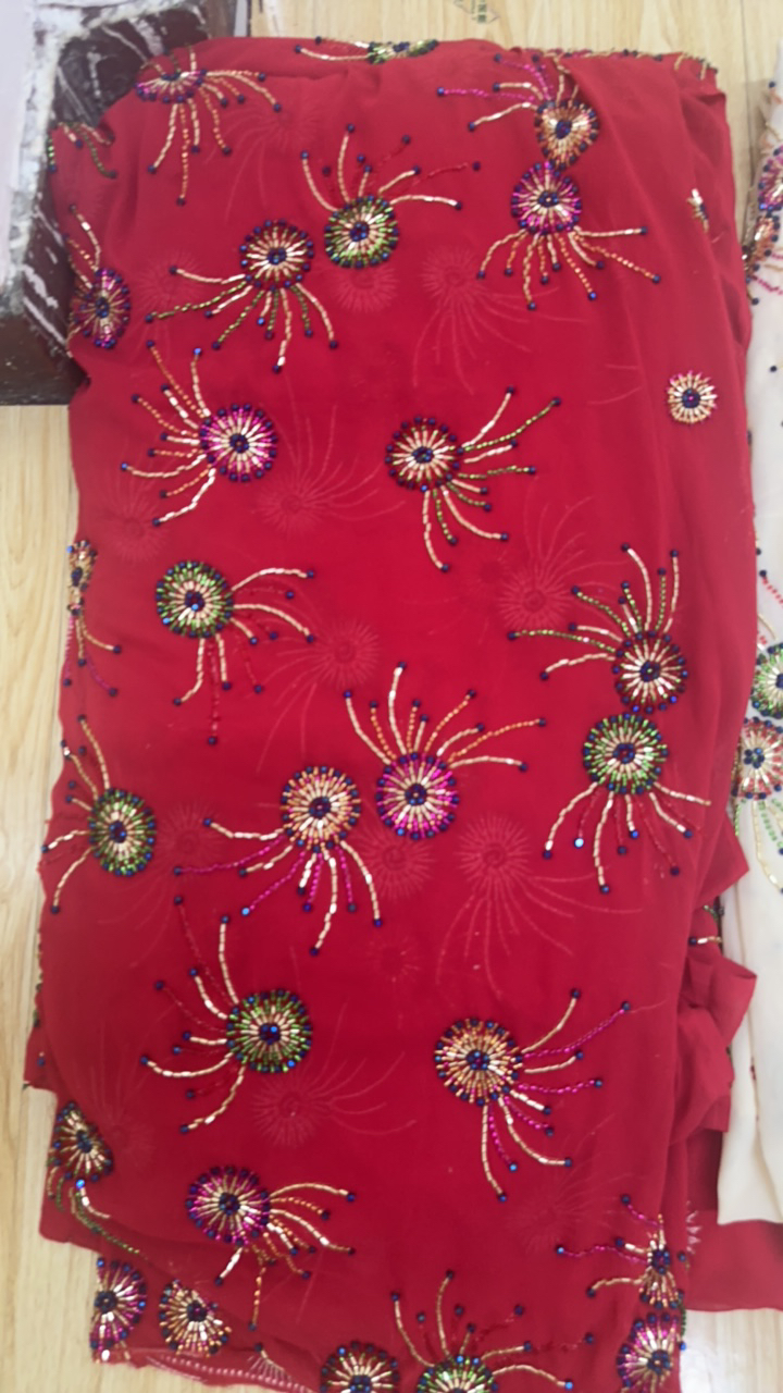 伊斯坎代尔布料店لورا چىكەن 