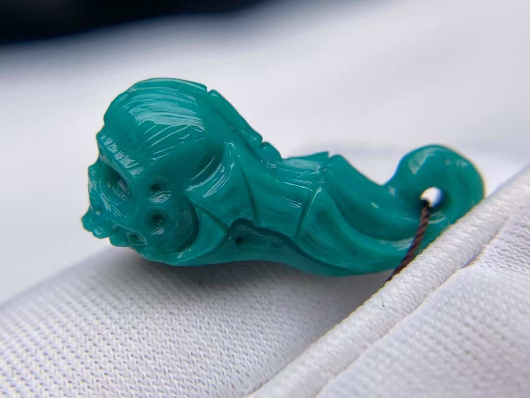 恶灵卡子.原矿保正。工料巨佳，尺寸21.4×9.4×7.5.重1.5克（162）