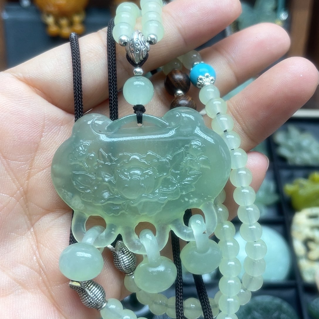 蛇纹石玉未镶嵌颈饰