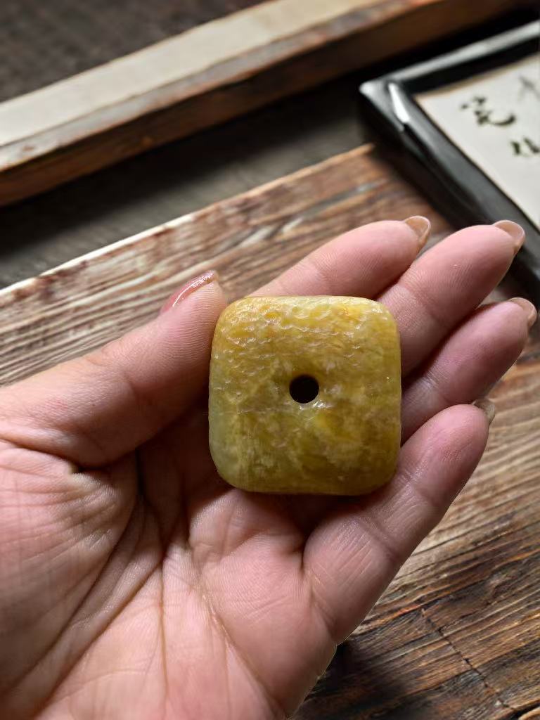 天然岫玉手工锤纹花玉带皮小方平安扣