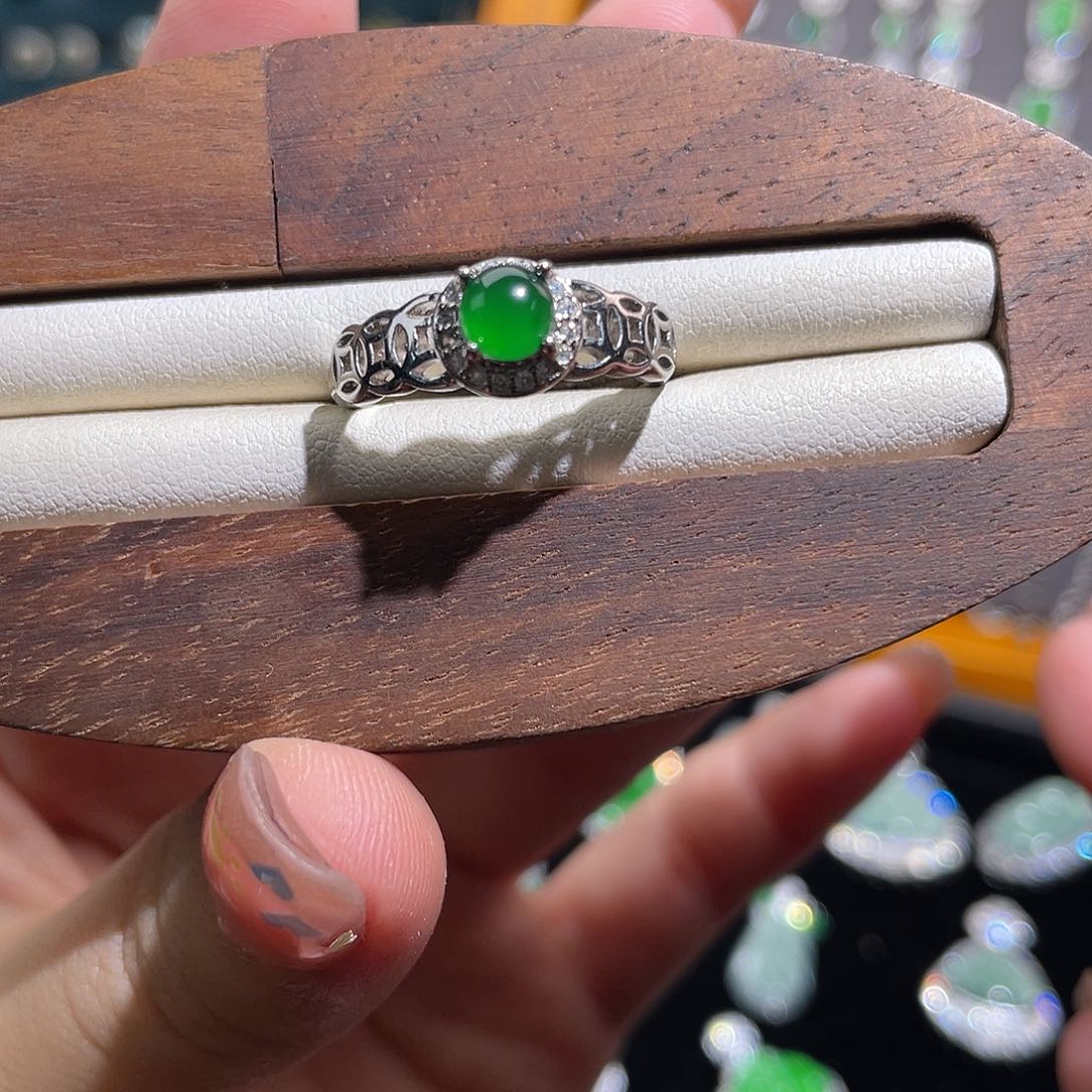 未镶嵌戒指翡翠戒指