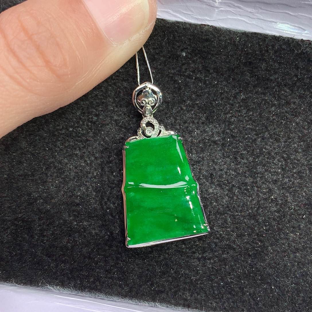 翡翠吊坠(赠链)18K金镶嵌