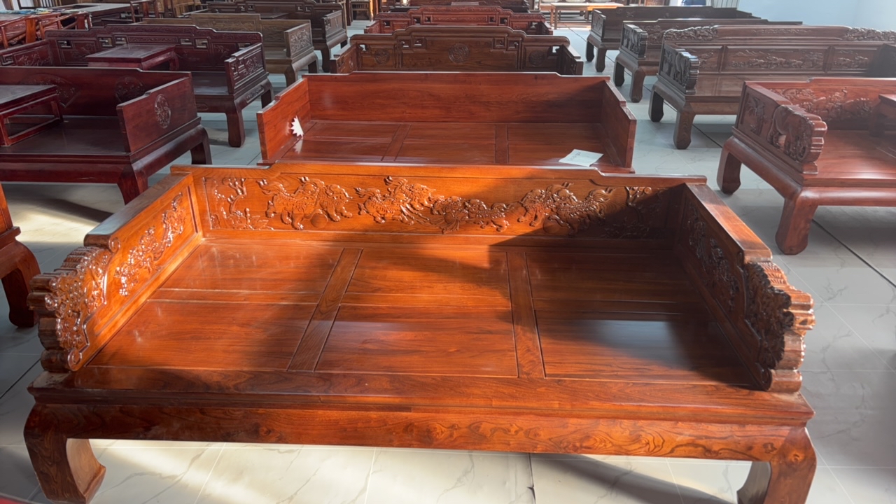 北方榆木麒麟款罗汉床