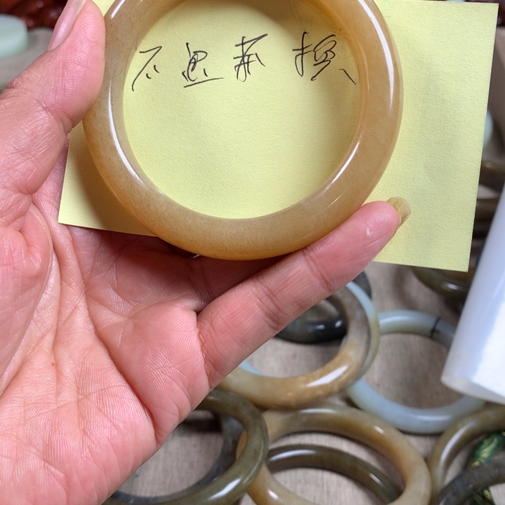 爱***8和田玉（糖玉）未镶嵌手镯