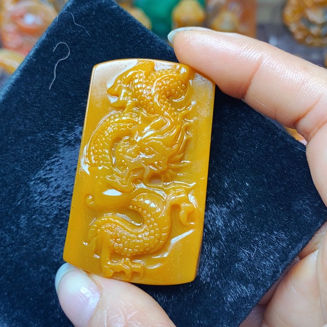 未镶嵌石英质玉（黄龙玉）颈饰