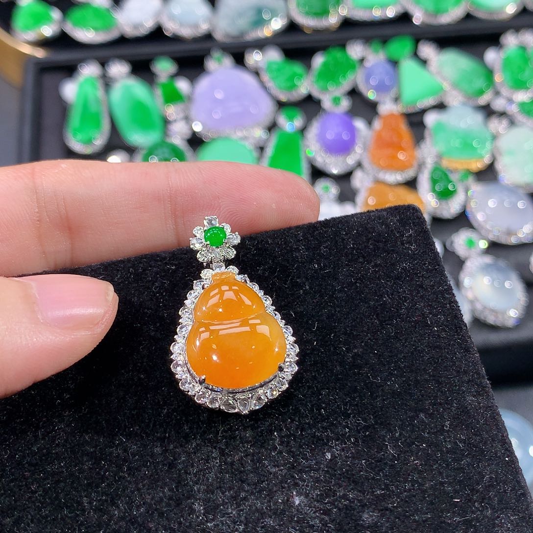 翡翠18K金镶嵌颈饰