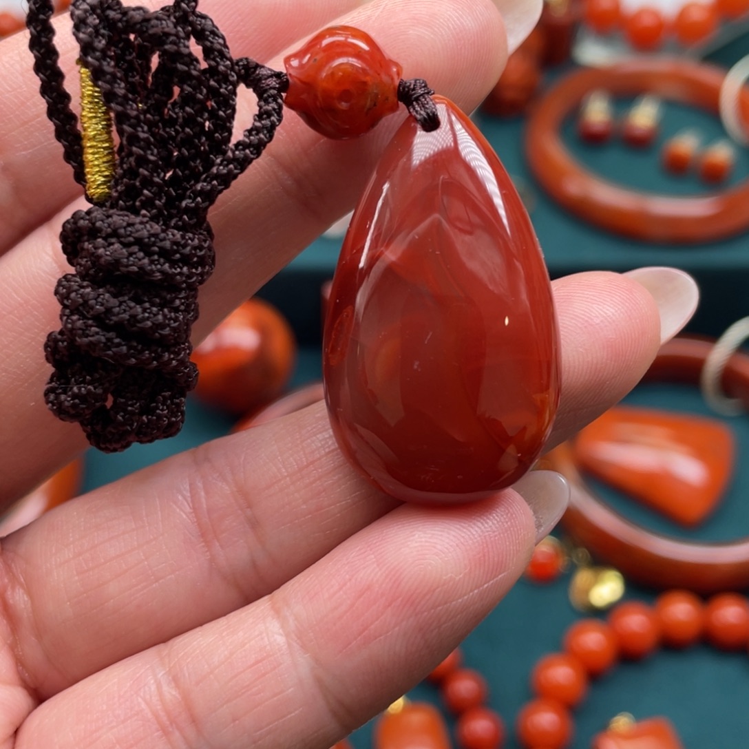 南红玛瑙未镶嵌川料南红牛血红水滴吊坠