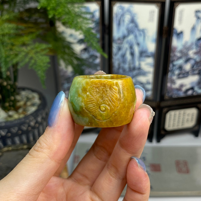 20.8老料特色怪桩黄加绿如意扳指戒指 天然翡翠A货