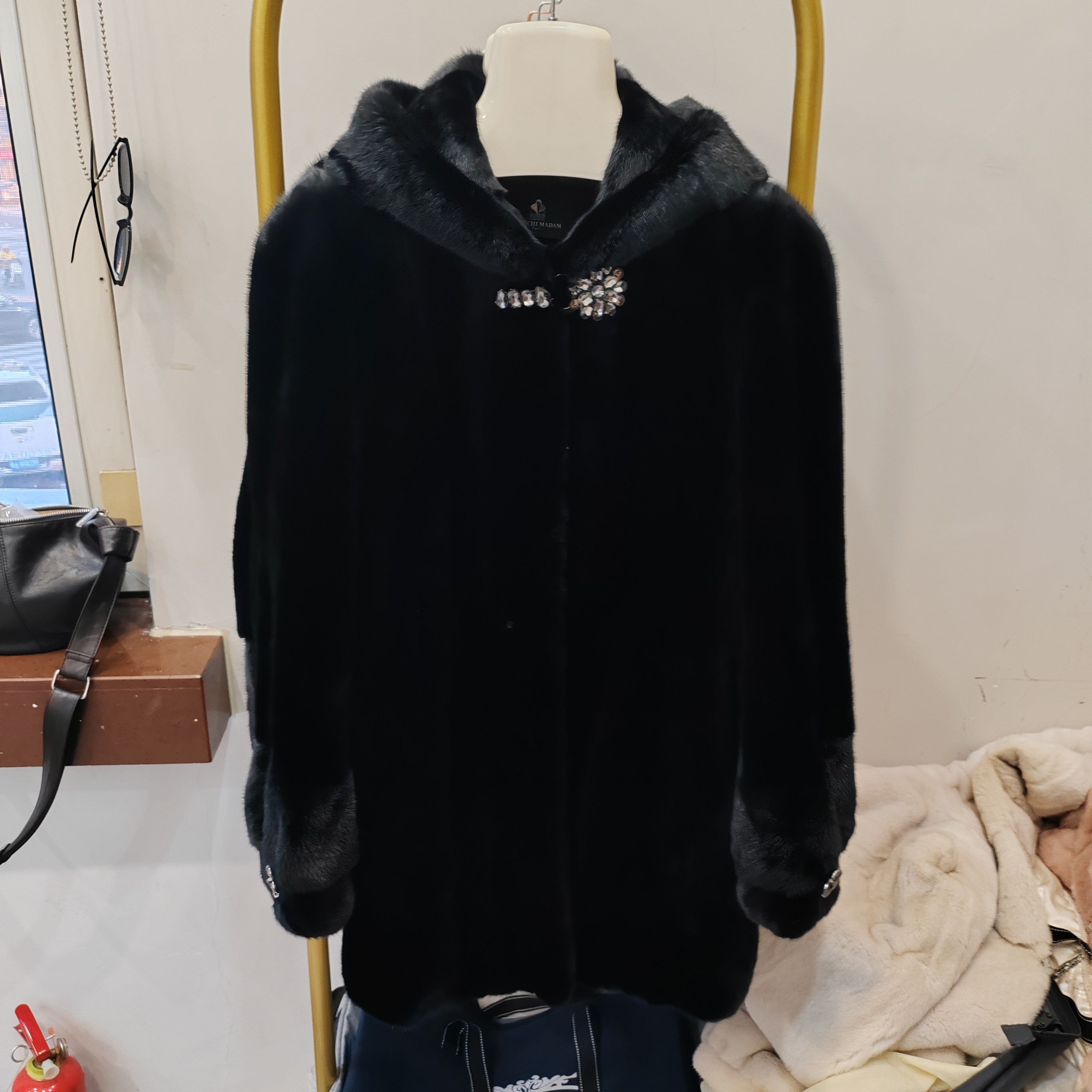 女款黑色连帽貂皮