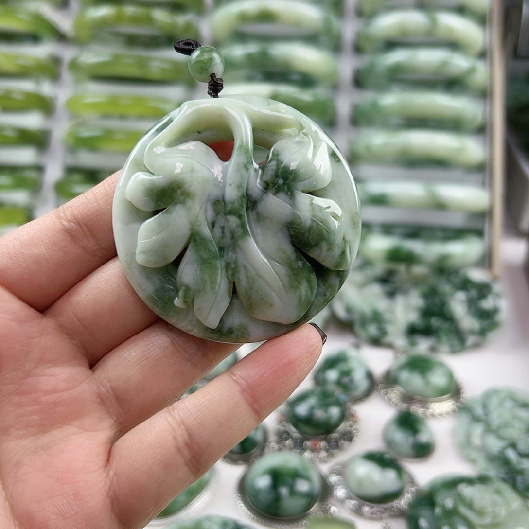 蛇纹石玉未镶嵌颈饰