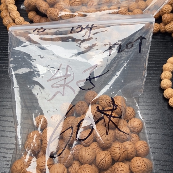 朱***子桃核吊坠小桃核散籽批发60