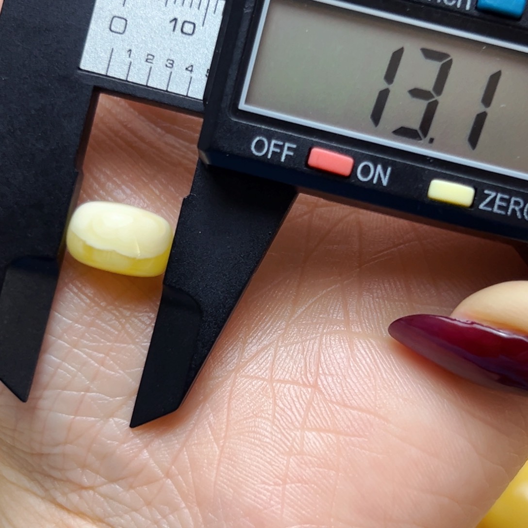 蜜蜡裸石未镶嵌13mm微瑕扣子