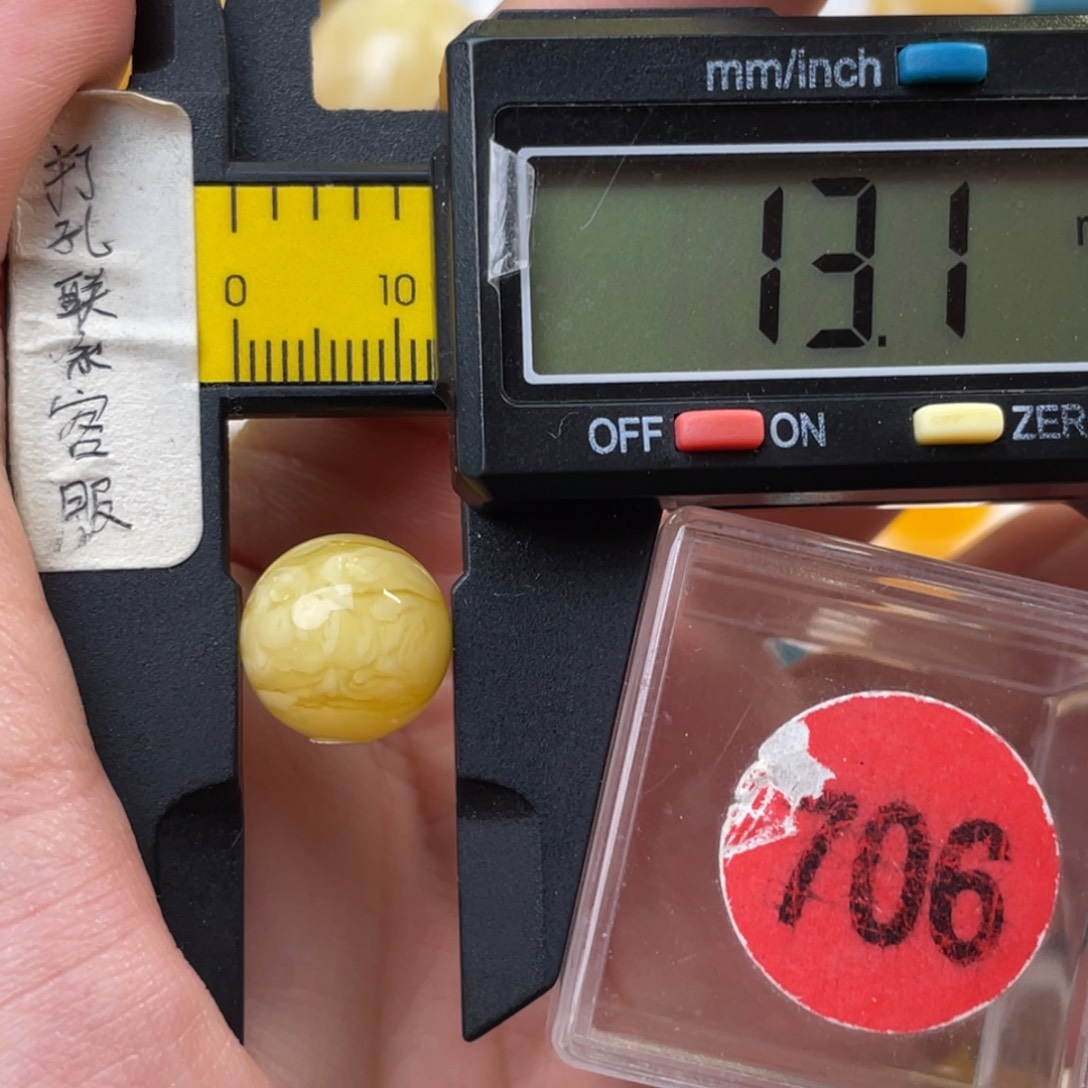 小***路蜜蜡未镶嵌珠宝奇石