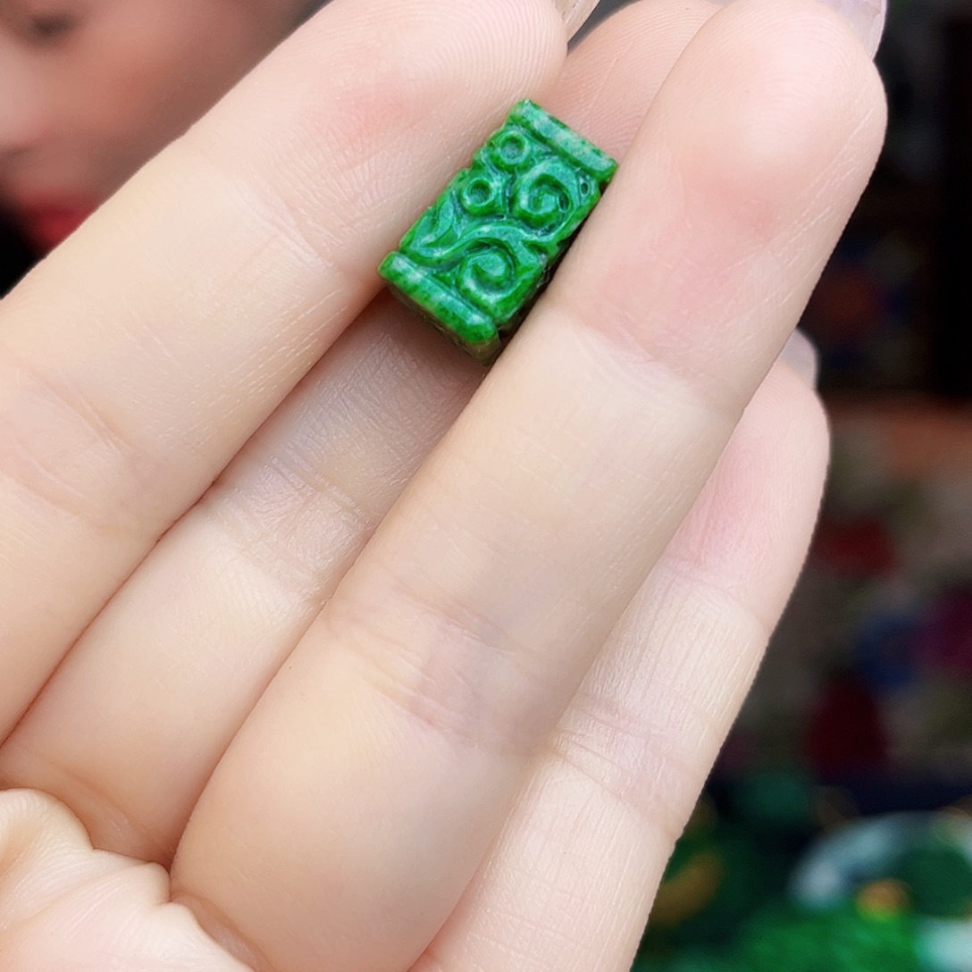 翡翠未镶嵌颈饰多样性