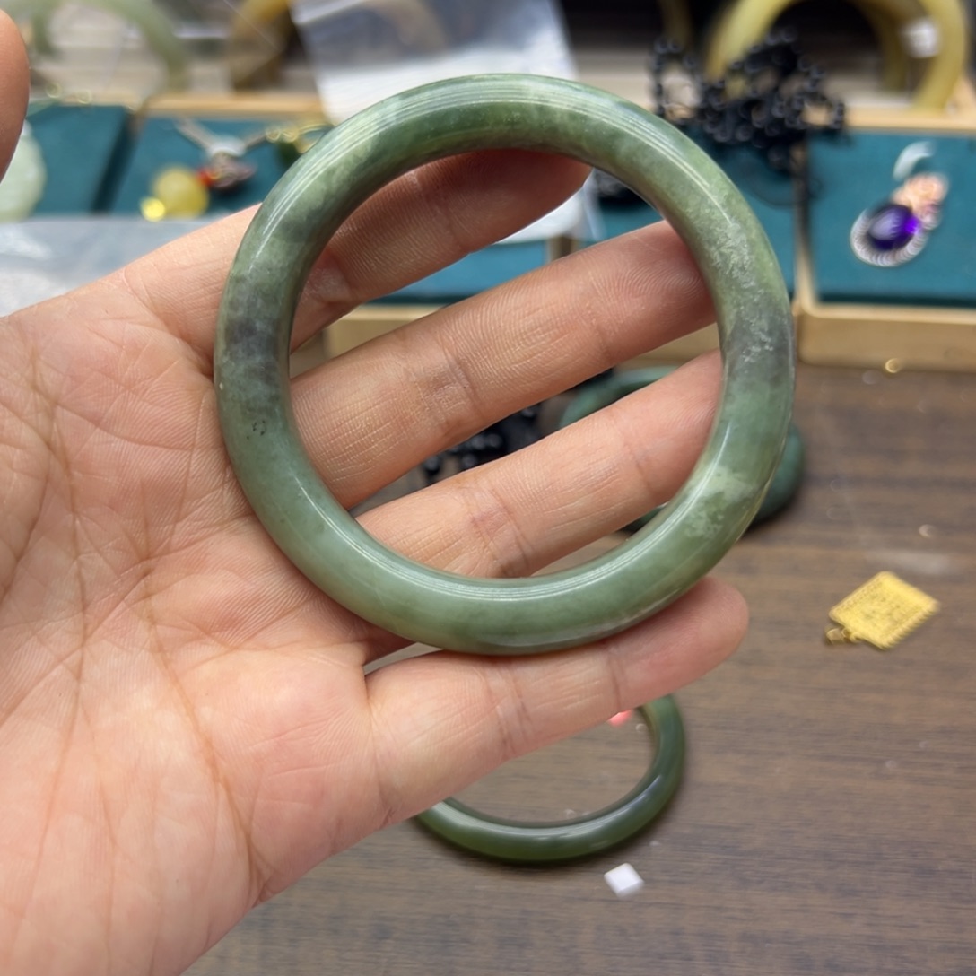 和田玉未镶嵌手镯56.3圈围469瑕