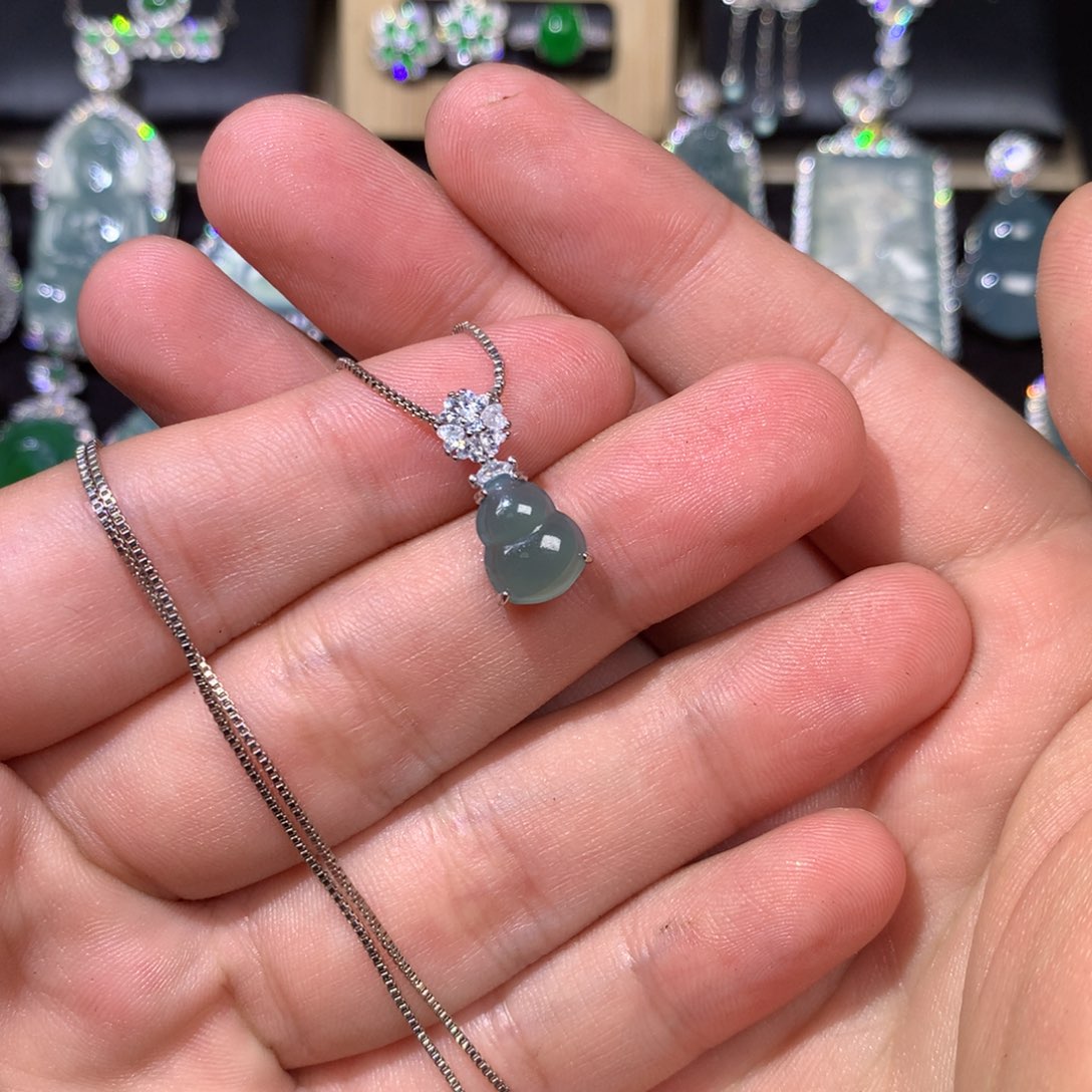 翡翠未镶嵌吊坠(赠链)