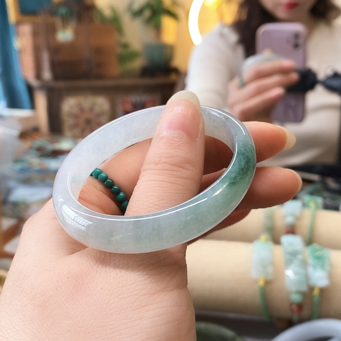 翡翠手镯未镶嵌翡翠手镯