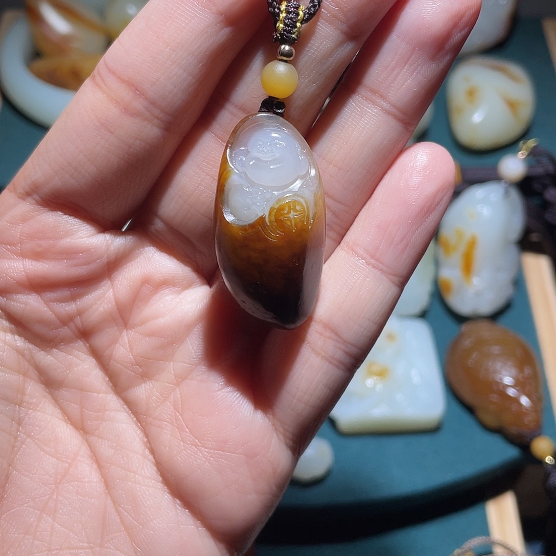 不***动和田玉未镶嵌颈饰