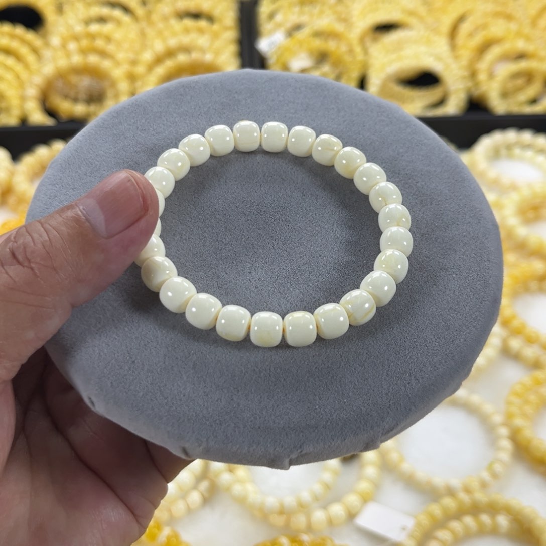 蜜蜡手串未镶嵌李***?纯天然俄料瓷白