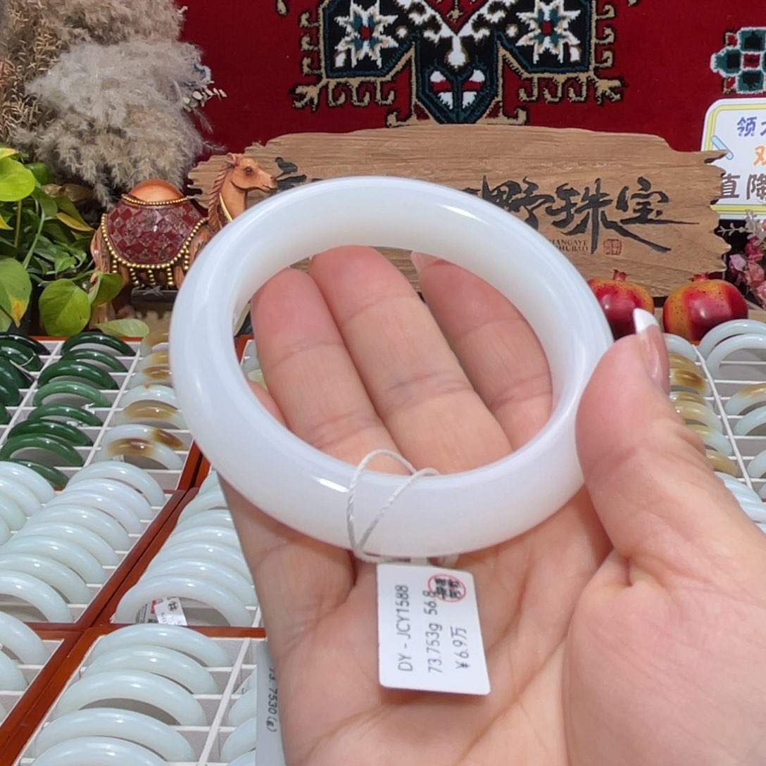 未镶嵌手镯和田玉天然优雅羊脂级且末老料