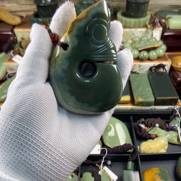 岫岩河磨玉（透闪石质玉）未镶嵌把件艮*门