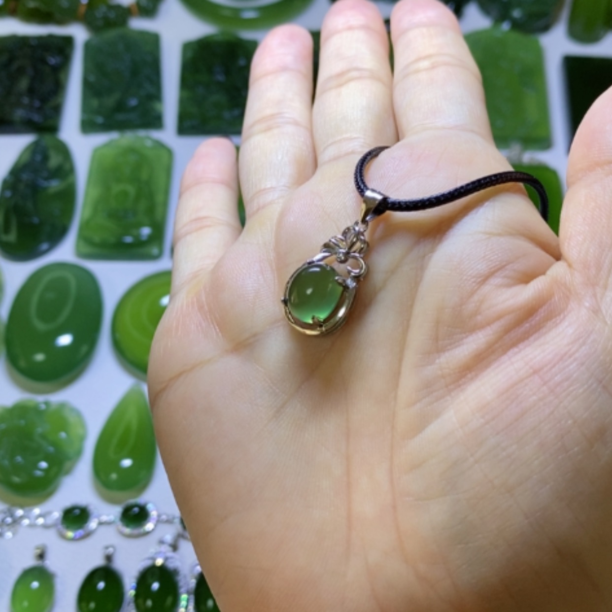 【闪购商品】蛇纹石玉颈饰未镶嵌