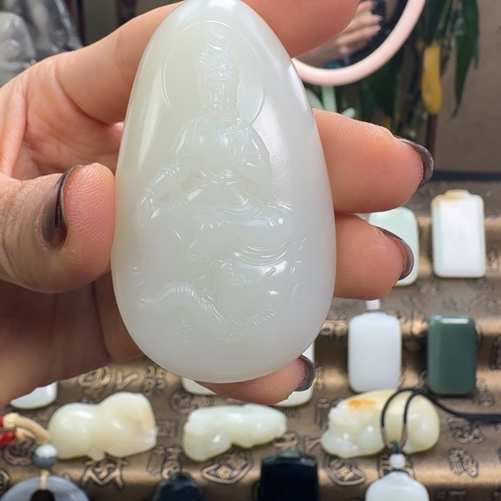 而***年和田玉未镶嵌颈饰