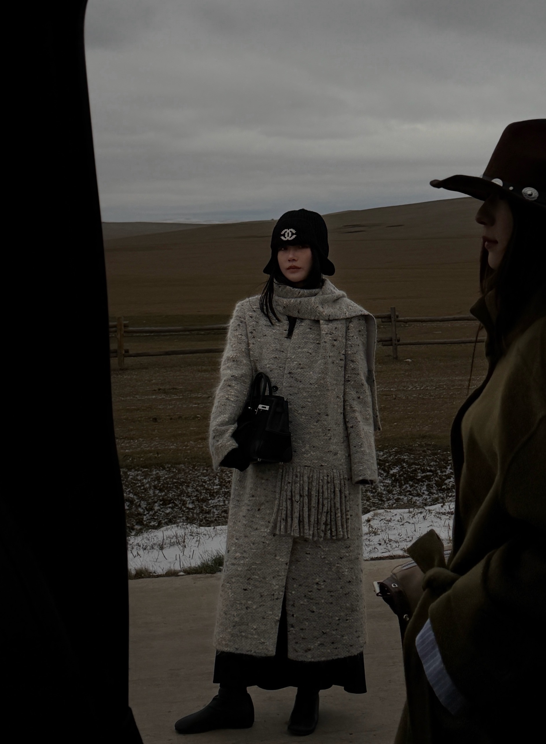 韩式设计感V领长款羊毛大衣自带流苏围巾5WLTS015