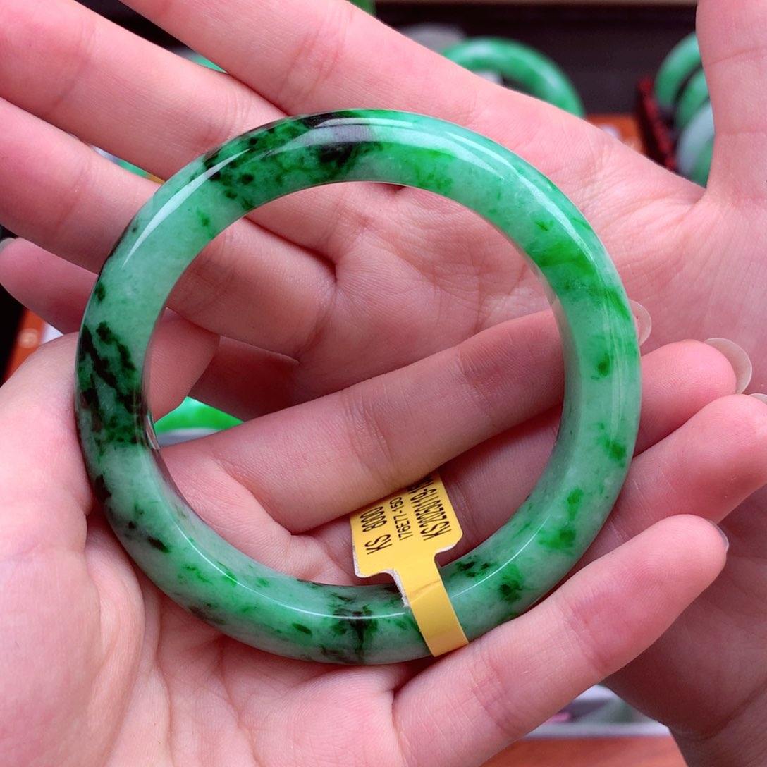 翡翠手镯未镶嵌翡翠