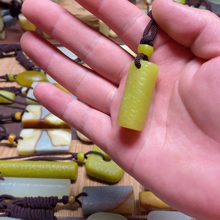 蛇纹石玉挂件未镶嵌