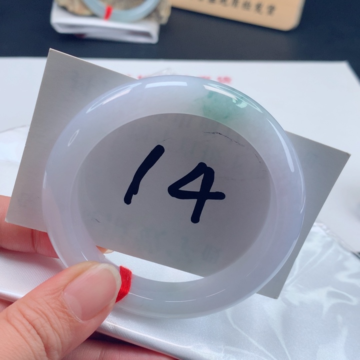 翡翠手镯未镶嵌冰