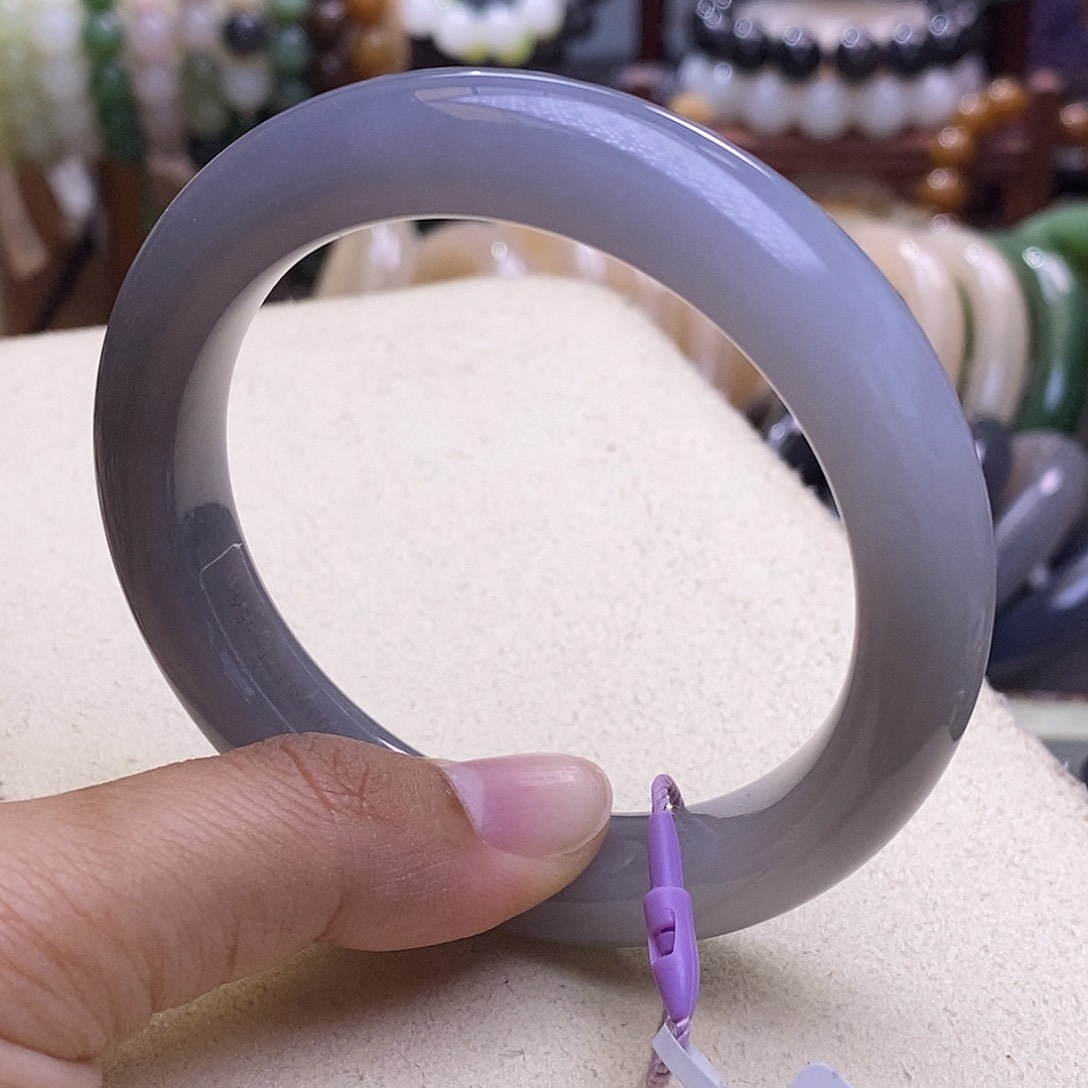 颈饰未镶嵌和田玉毕业级老坑料高冰烟紫渐变手镯56