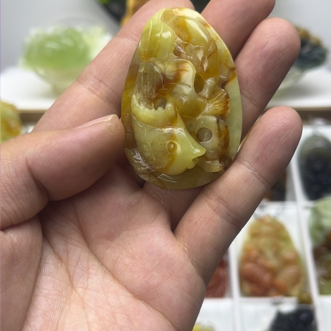 蛇纹石玉颈饰未镶嵌