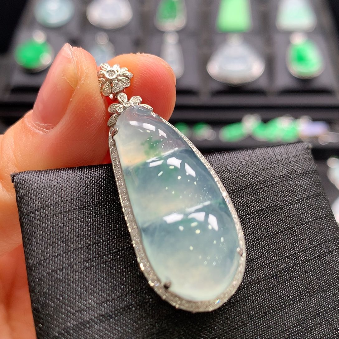 翡翠18K金镶嵌颈饰