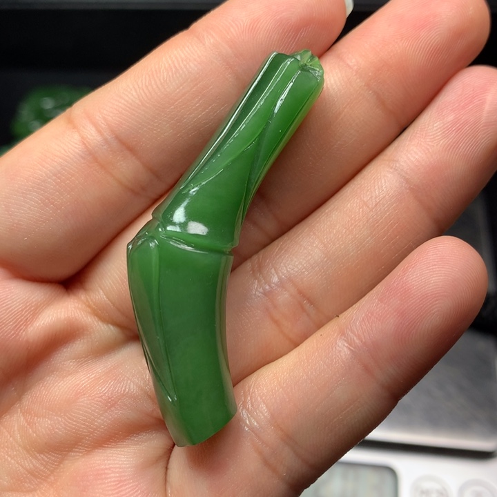 和田玉未镶嵌颈饰?**茶