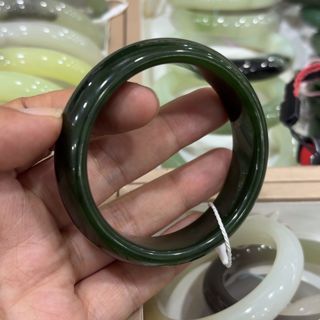 颈饰未镶嵌和田玉（碧玉）手镯58圈口宽版